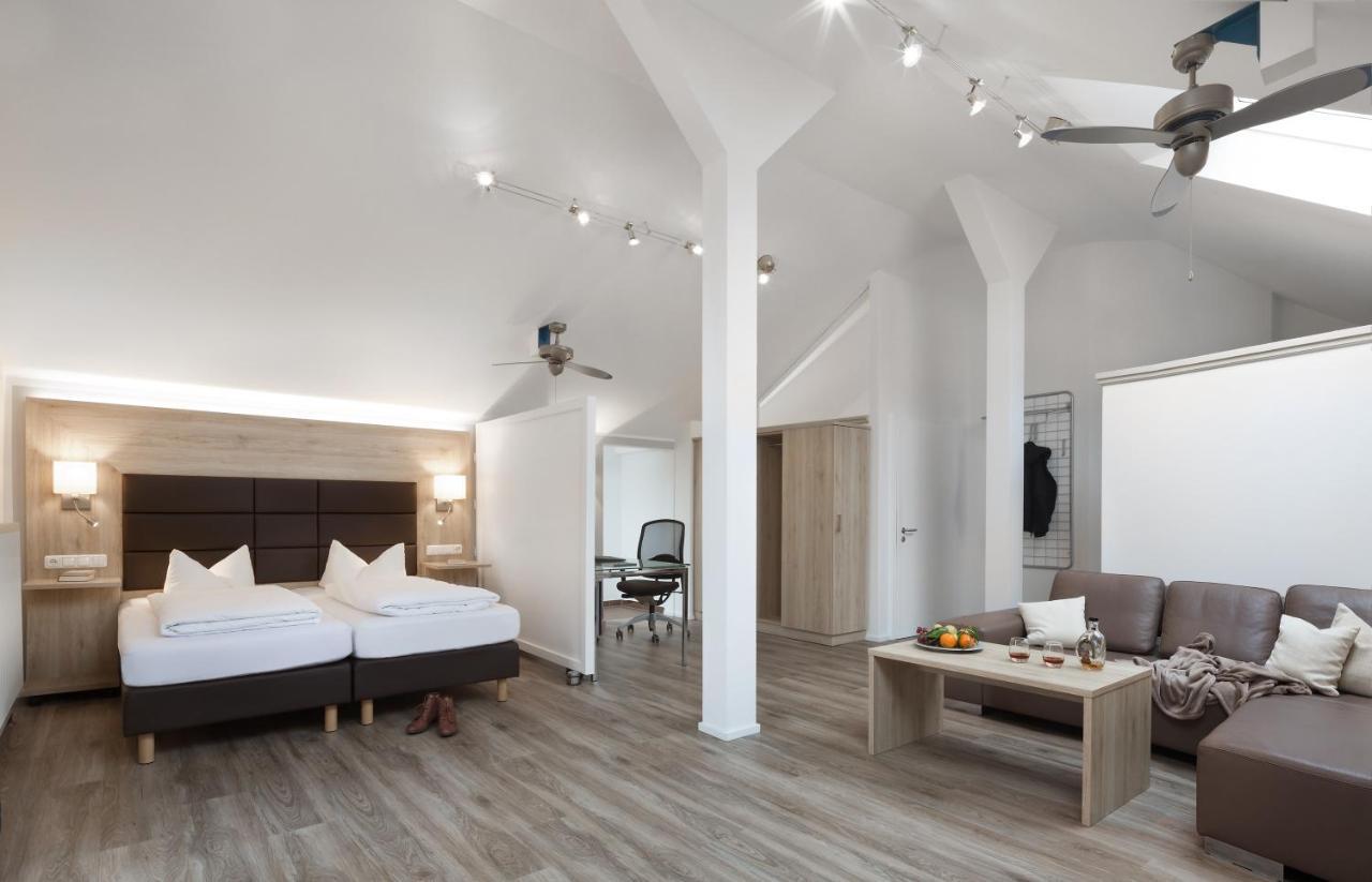 Wirtshaus & Hotel Goldener Greif Edelsfeld ภายนอก รูปภาพ