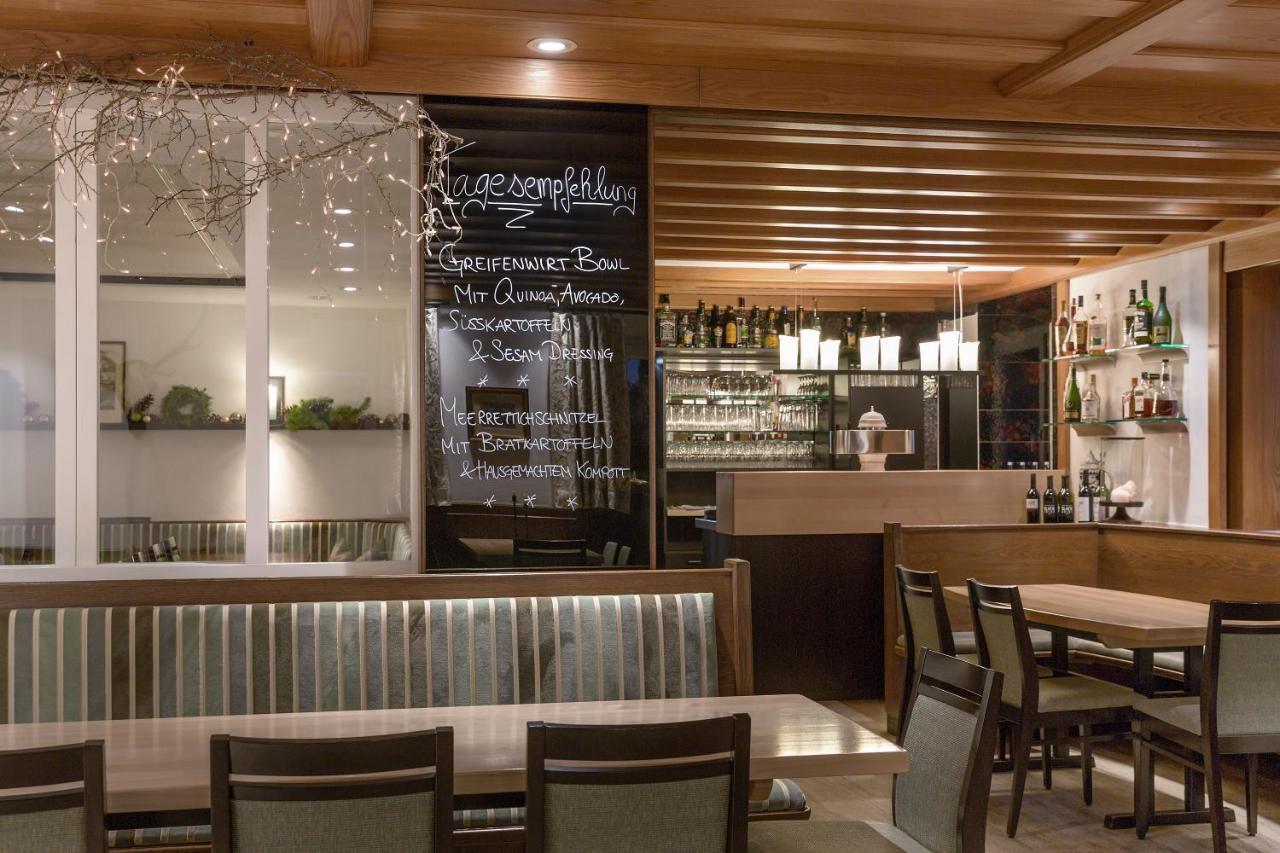 Wirtshaus & Hotel Goldener Greif Edelsfeld ภายนอก รูปภาพ