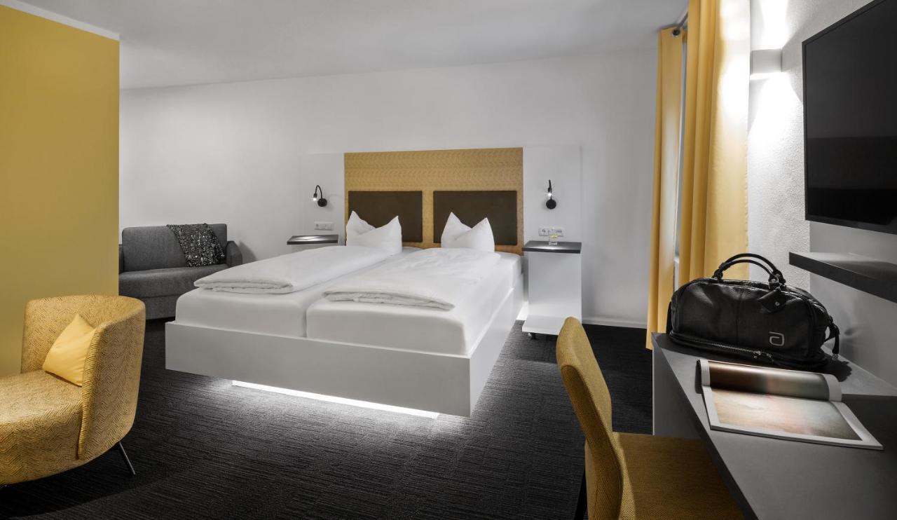 Wirtshaus & Hotel Goldener Greif Edelsfeld ภายนอก รูปภาพ