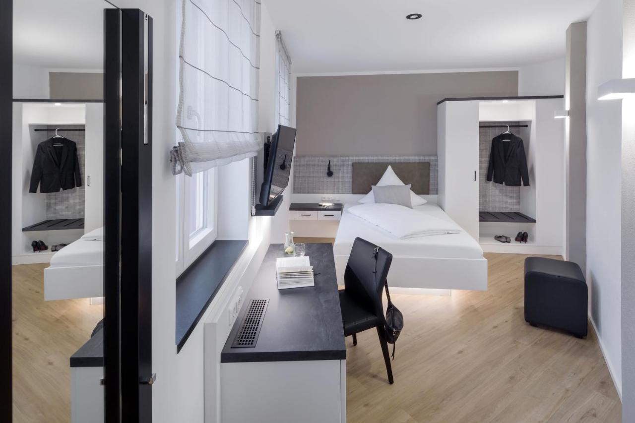 Wirtshaus & Hotel Goldener Greif Edelsfeld ภายนอก รูปภาพ