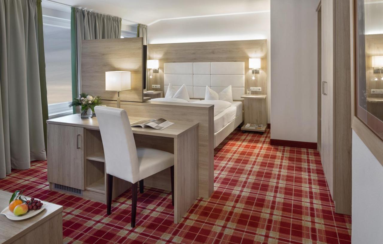 Wirtshaus & Hotel Goldener Greif Edelsfeld ภายนอก รูปภาพ