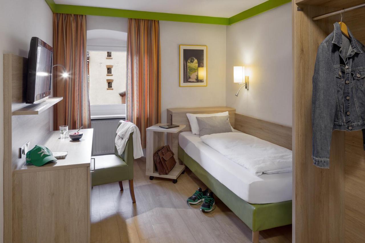 Wirtshaus & Hotel Goldener Greif Edelsfeld ภายนอก รูปภาพ