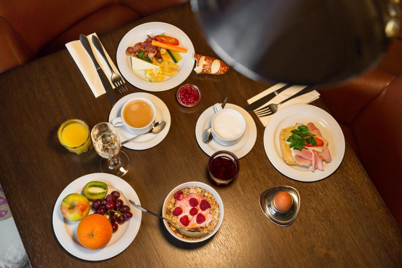 Wirtshaus & Hotel Goldener Greif Edelsfeld ภายนอก รูปภาพ
