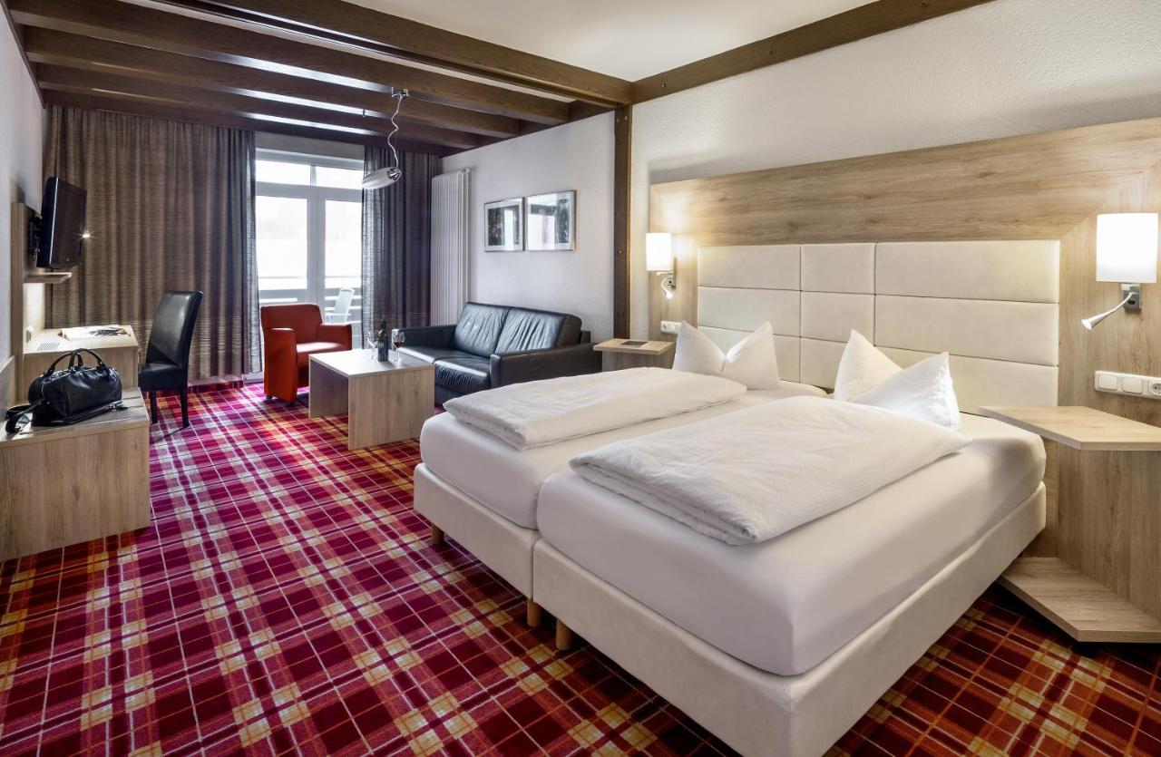 Wirtshaus & Hotel Goldener Greif Edelsfeld ภายนอก รูปภาพ