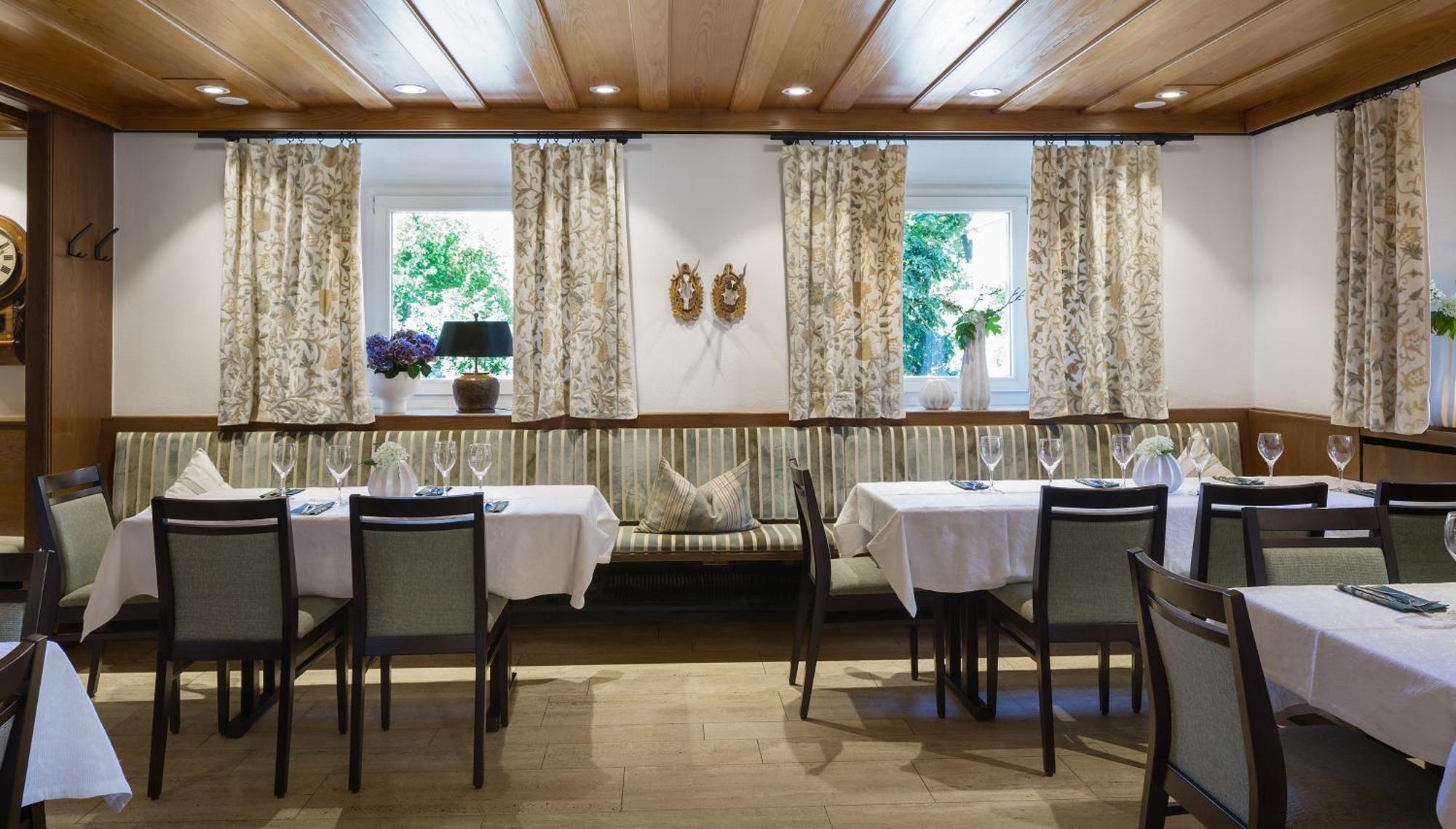Wirtshaus & Hotel Goldener Greif Edelsfeld ภายนอก รูปภาพ