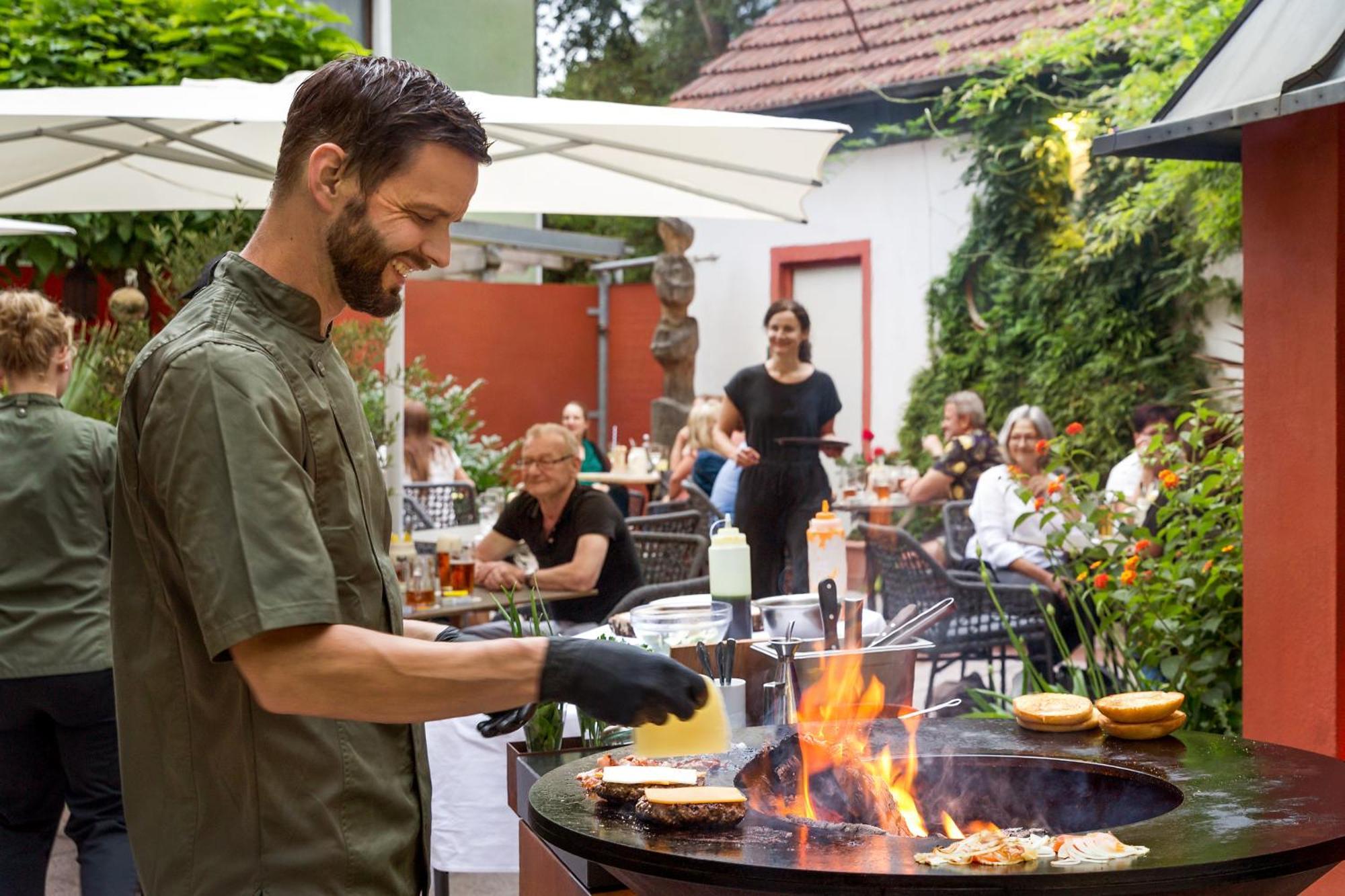 Wirtshaus & Hotel Goldener Greif Edelsfeld ภายนอก รูปภาพ