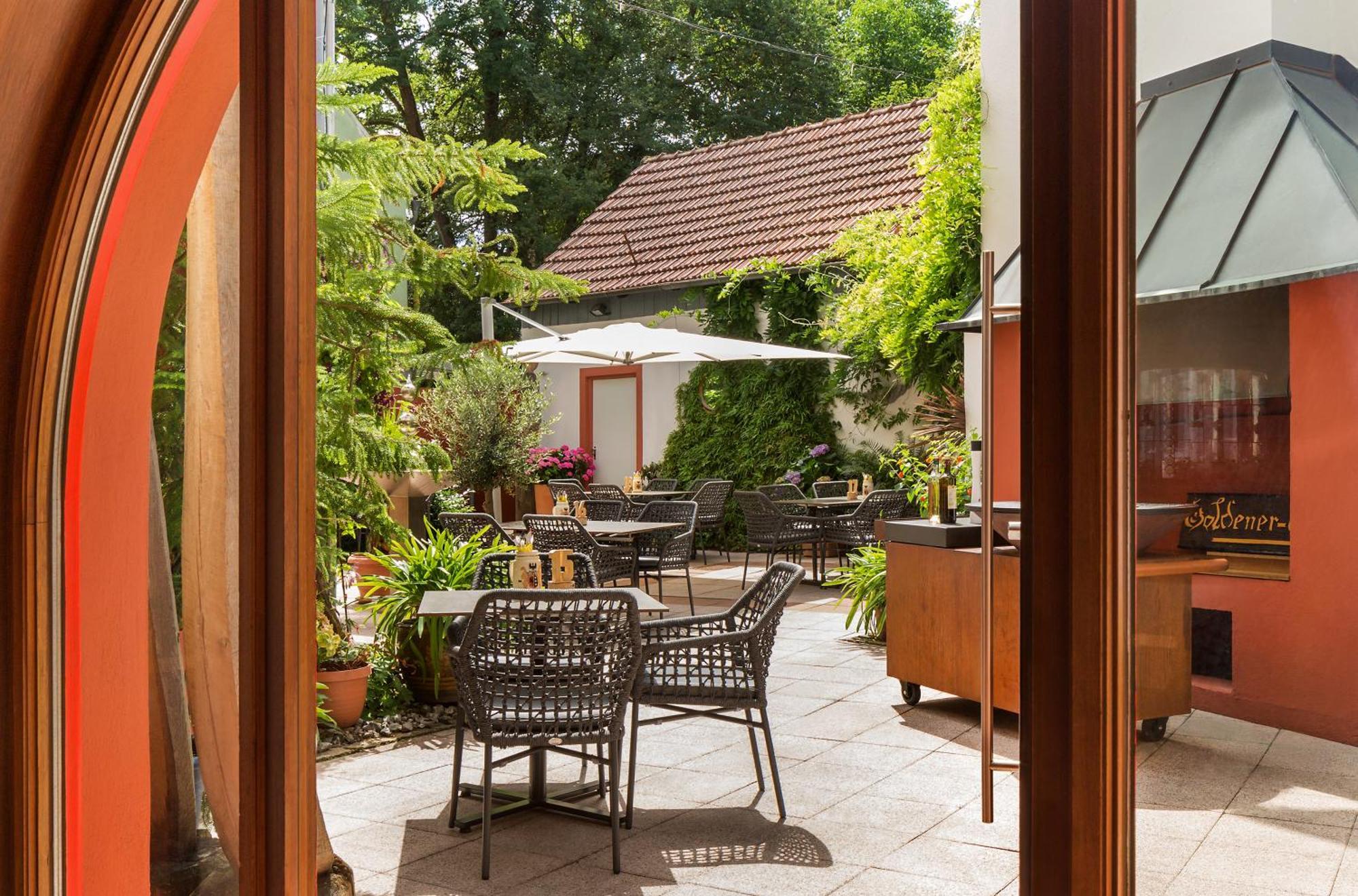 Wirtshaus & Hotel Goldener Greif Edelsfeld ภายนอก รูปภาพ