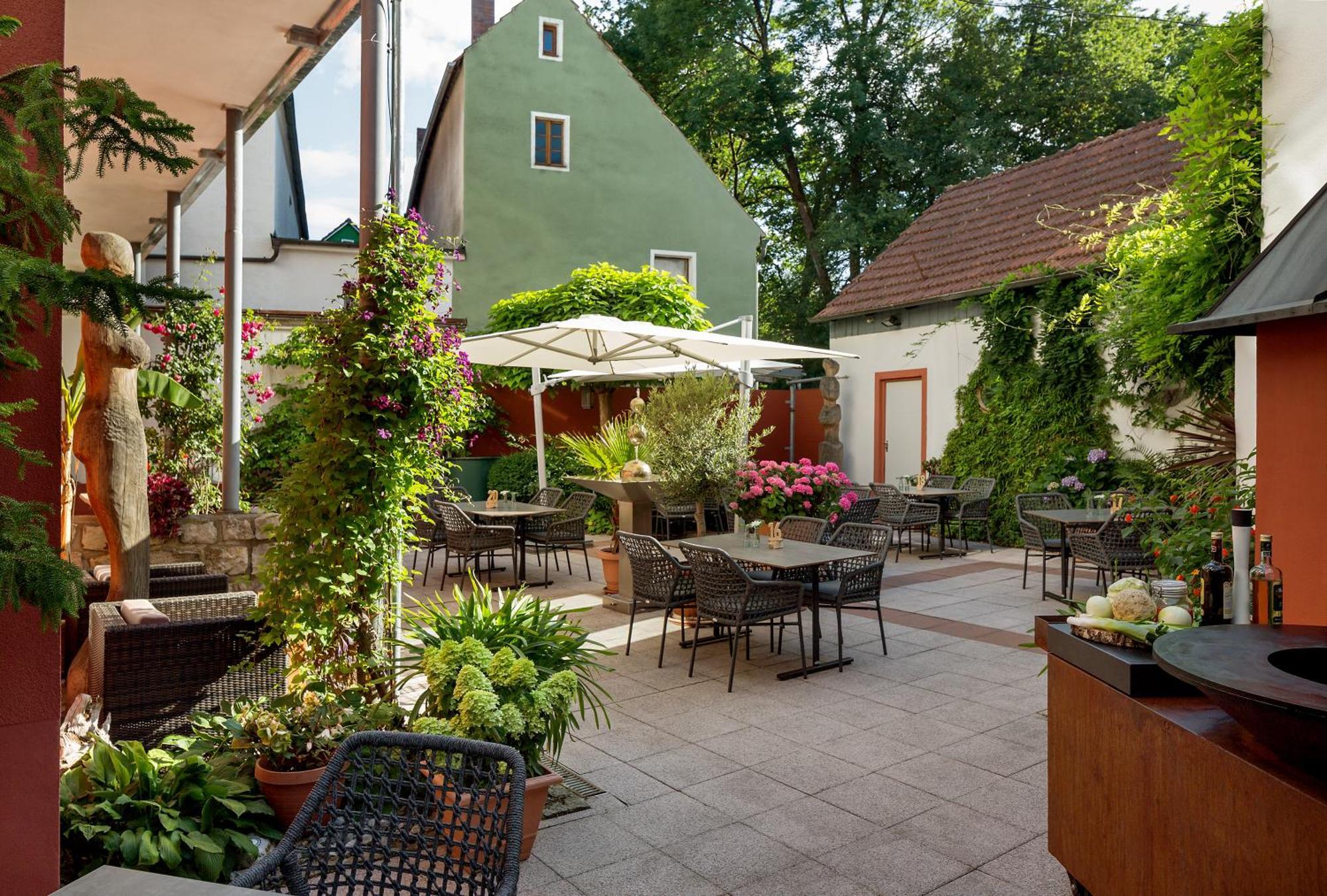 Wirtshaus & Hotel Goldener Greif Edelsfeld ภายนอก รูปภาพ