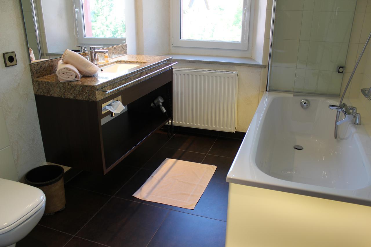 Wirtshaus & Hotel Goldener Greif Edelsfeld ภายนอก รูปภาพ