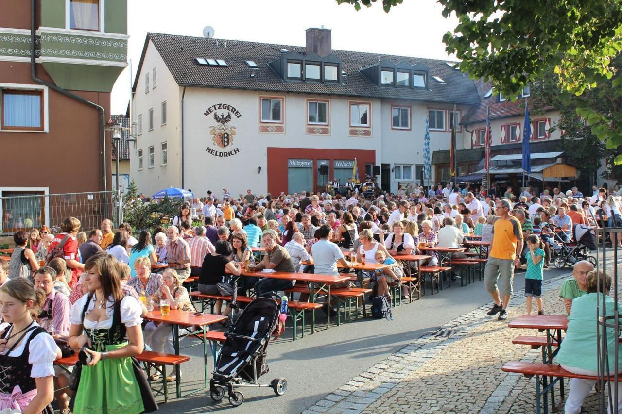 Wirtshaus & Hotel Goldener Greif Edelsfeld ภายนอก รูปภาพ